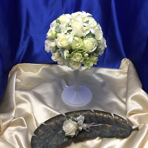 小さな結婚式　お台場【お台場、ヴィーナスフォートにある小さな結婚式さんへ　　白系おまかせラ、ラウンドＬブーケのお届け】の納品ブーケ写真
