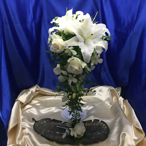 椿山荘【目白にある椿山荘さんへ　　カサブランカのショートキャスケードブーケ、トス用ブーケをお届け】の納品ブーケ写真