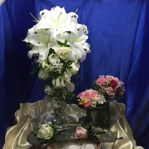 横浜インターコンチネンタル【横浜みなとみらいにある横浜インターコンチネンタルさんへ　ロングキャスケードブーケとクラッチMブーケをお届け】の納品ブーケ写真