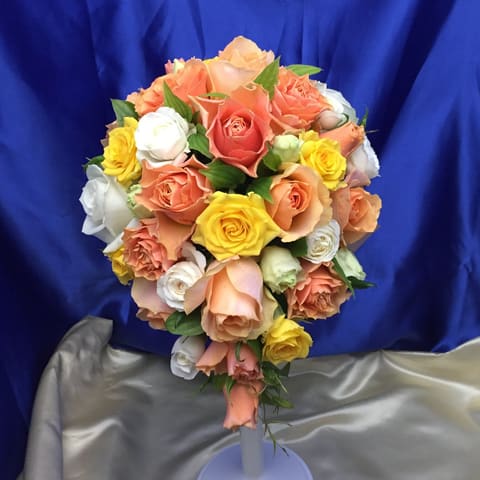 明治記念館【元赤坂にある明治記念館さんへ　淡いオレンジはな、白花の入ったしずくブーケをお届け】の納品ブーケ写真