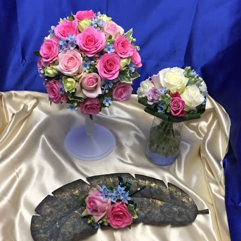 ディズニーアンバサダーホテル【舞浜にあるディズニーアンバサダーさんへ　標準ピンク花と水色のラウンドＬブーケをお届け】の納品ブーケ写真